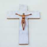 Nel 1986 Paolo si present� a Bisceglie donando un crocifisso alla chiesa di Santa Maria Madre di Misericordia. �Lavorai il tiglio � ricorda � e ci aggiunsi un mio tocco di creativit�...